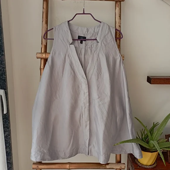 ♥️ Banana Republic Light Grey Elegant Top - Picture 5 of 17